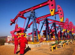 国际原油市场经历剧烈波动，油价连续下挫